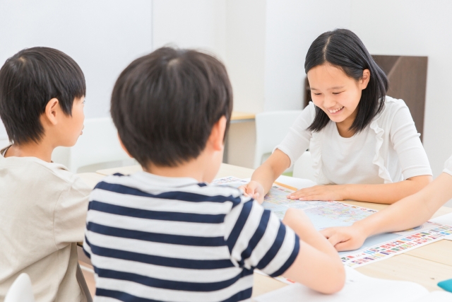 勉強をする子供たち