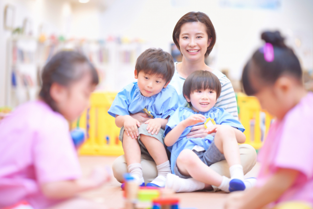 女性保育士と子供たち